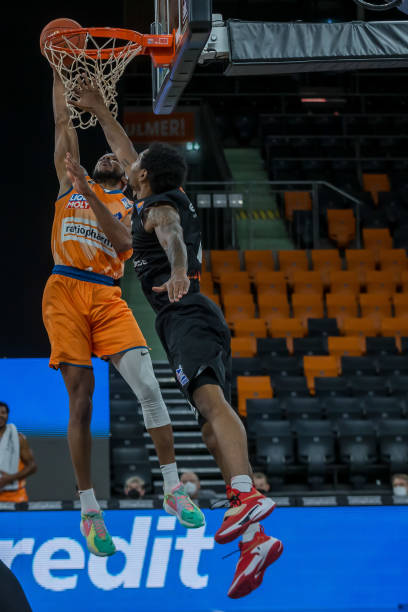 超的头球 超的头球